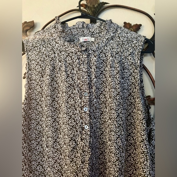 Faherty Faith ruffle sleeveless button front leaf print blouse. XL - Picture 4 of 10
